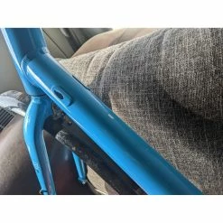 Vélo Urbain Kona -Chargeur vélo électrique Basprix kona dew deluxe l demonte 3