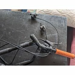 Vélo Urbain Kona -Chargeur vélo électrique Basprix kona dew deluxe l demonte 4